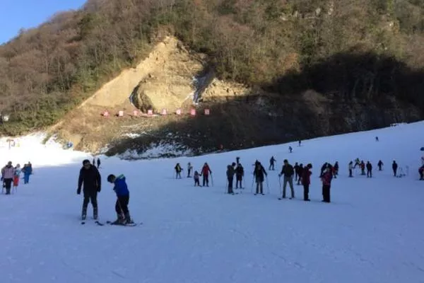 神龍架天燕滑雪場(chǎng)怎么樣 和神龍架?chē)H滑雪場(chǎng)比哪個(gè)好